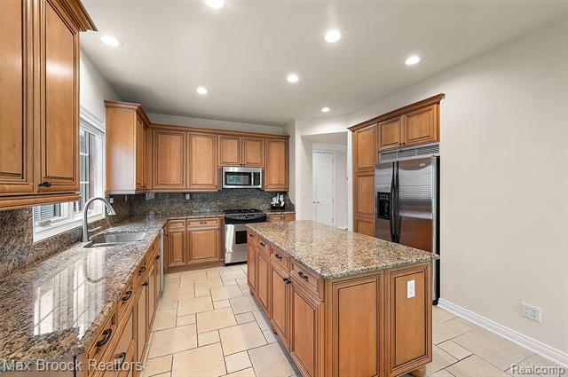 Builiding view nine for 5348 Sunny Crest, West Bloomfield, MI. 48323