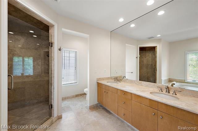 Builiding view nineteen for 5348 Sunny Crest, West Bloomfield, MI. 48323