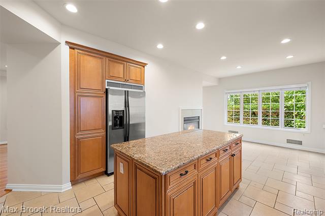 Builiding view seven for 5348 Sunny Crest, West Bloomfield, MI. 48323