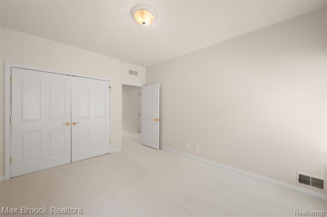 Builiding view sixteen for 5348 Sunny Crest, West Bloomfield, MI. 48323