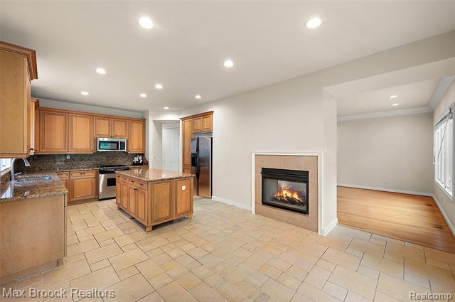 Builiding view ten for 5348 Sunny Crest, West Bloomfield, MI. 48323