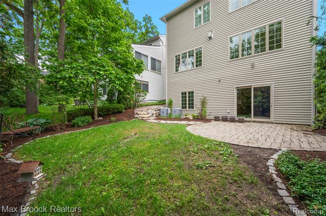Builiding view thirty four for 5348 Sunny Crest, West Bloomfield, MI. 48323