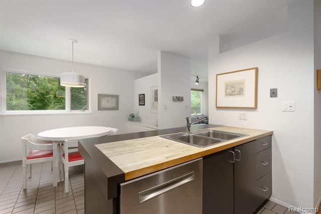 Builiding view fifteen for 1907 Raymond, Bloomfield Hills, MI. 48302