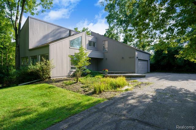 front view for 1907 Raymond Pl, Bloomfield Hills, Mi. 48302