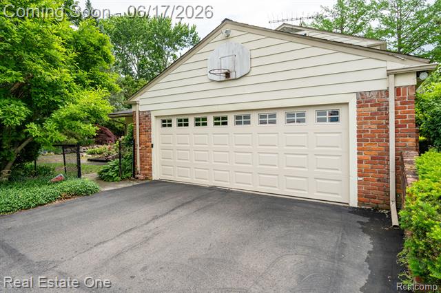 Builiding view forty three for 1632 Spotswood, Bloomfield Hills, MI. 48302