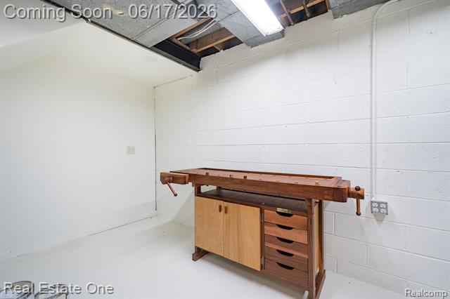 Builiding view forty for 1632 Spotswood, Bloomfield Hills, MI. 48302