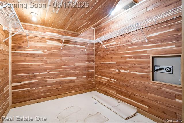 Builiding view thirty eight for 1632 Spotswood, Bloomfield Hills, MI. 48302
