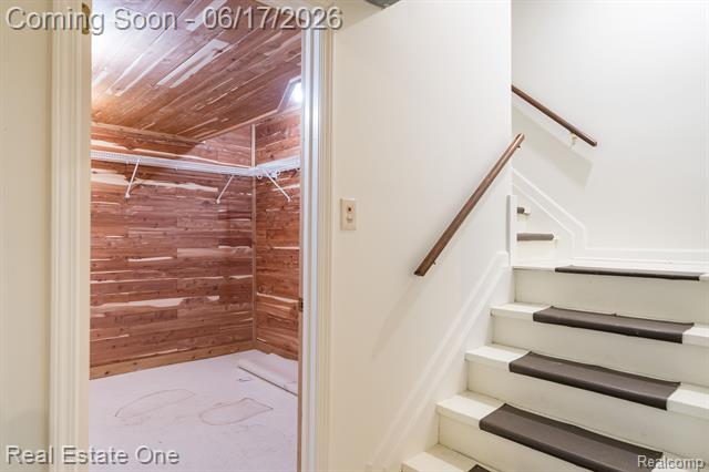 Builiding view thirty seven for 1632 Spotswood, Bloomfield Hills, MI. 48302