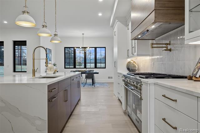 Builiding view ten for 2840 Bolingbroke, Troy, MI. 48084