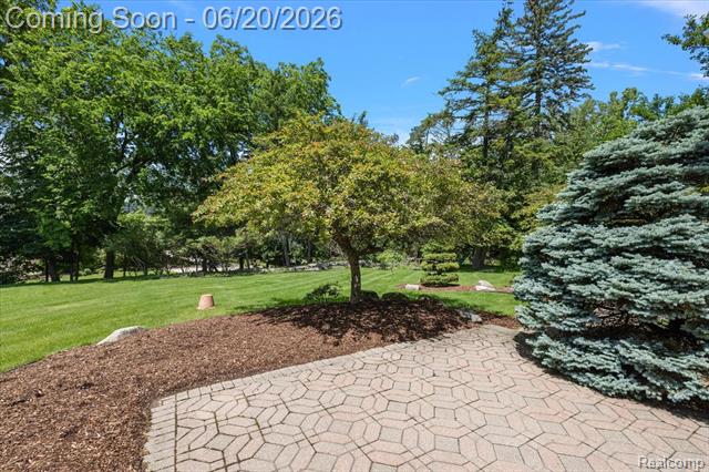 Builiding view fifty two for 5022 Lone Pine, Bloomfield Hills, MI. 48302