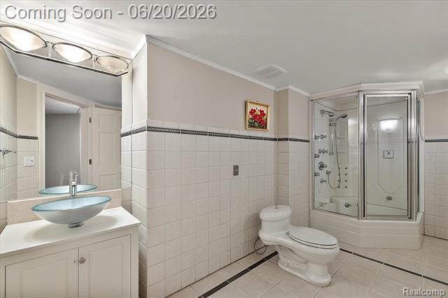 Builiding view forty two for 5022 Lone Pine, Bloomfield Hills, MI. 48302