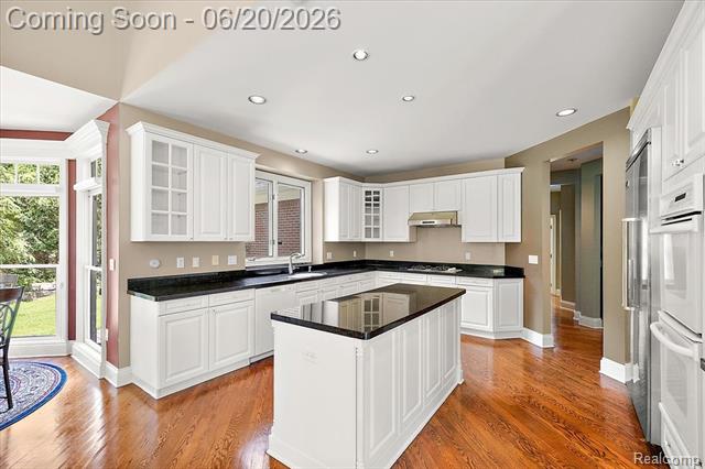 Builiding view sixteen for 5022 Lone Pine, Bloomfield Hills, MI. 48302