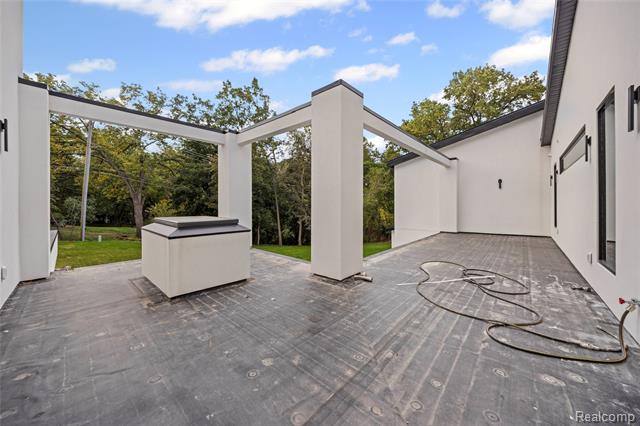Builiding view seventeen for 1715 Lone Pine, Bloomfield Hills, MI. 48302