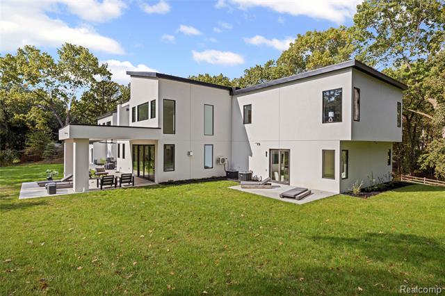 Builiding view thirty three for 1715 Lone Pine, Bloomfield Hills, MI. 48302