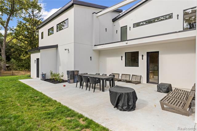 Builiding view thirty for 1715 Lone Pine, Bloomfield Hills, MI. 48302