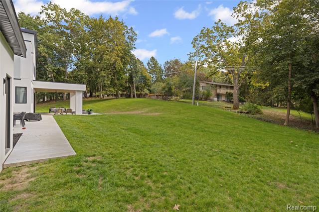 Builiding view twenty eight for 1715 Lone Pine, Bloomfield Hills, MI. 48302