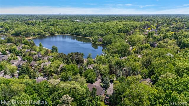 Builiding view forty for 4872 Cliffside, West Bloomfield, MI. 48323
