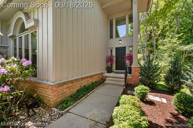 Builiding view one for 4872 Cliffside, West Bloomfield, MI. 48323
