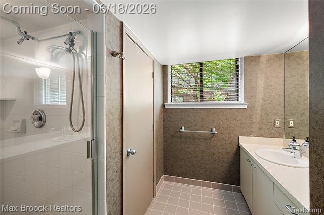 Builiding view thirty for 4872 Cliffside, West Bloomfield, MI. 48323