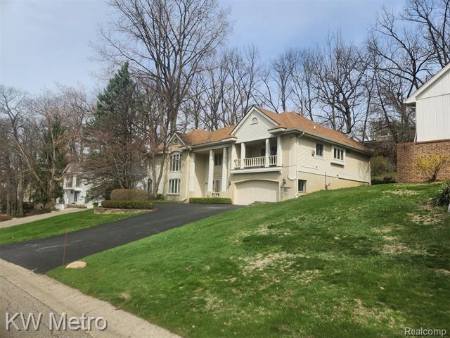 Builiding view seventy six for 3086 Bloomfield Park, West Bloomfield, MI. 48323