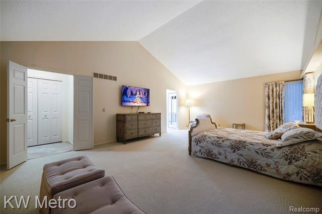 Builiding view sixty four for 3086 Bloomfield Park, West Bloomfield, MI. 48323