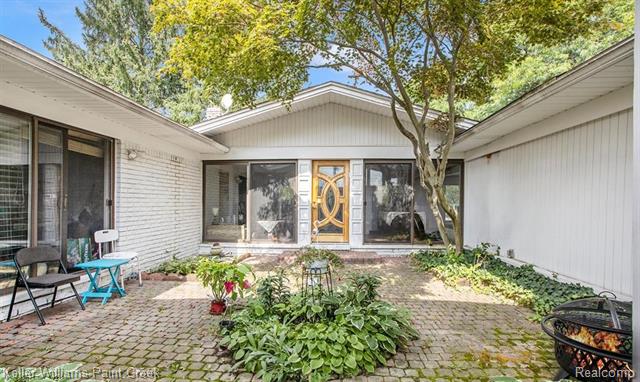 Builiding view eight for 3352 Bloomfield Shore, West Bloomfield, MI. 48323