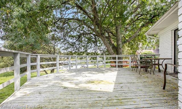 Builiding view eighteen for 3352 Bloomfield Shore, West Bloomfield, MI. 48323