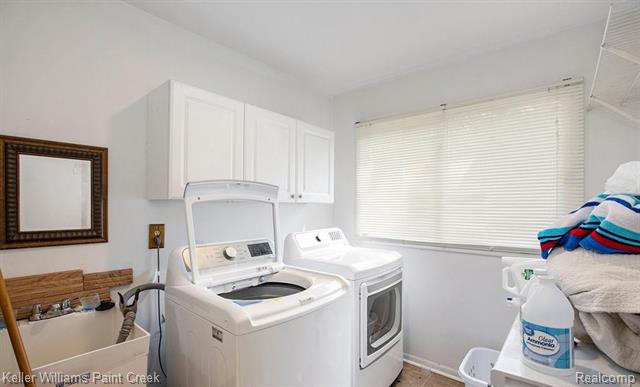 Builiding view fifteen for 3352 Bloomfield Shore, West Bloomfield, MI. 48323