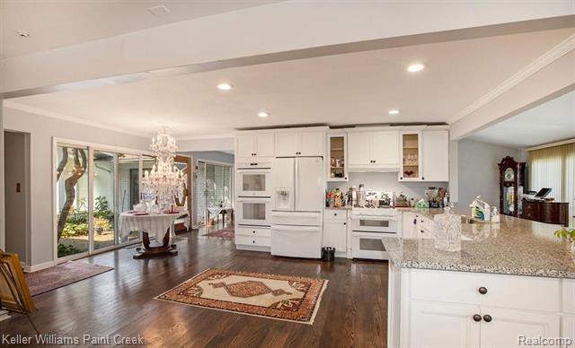 Builiding view four for 3352 Bloomfield Shore, West Bloomfield, MI. 48323