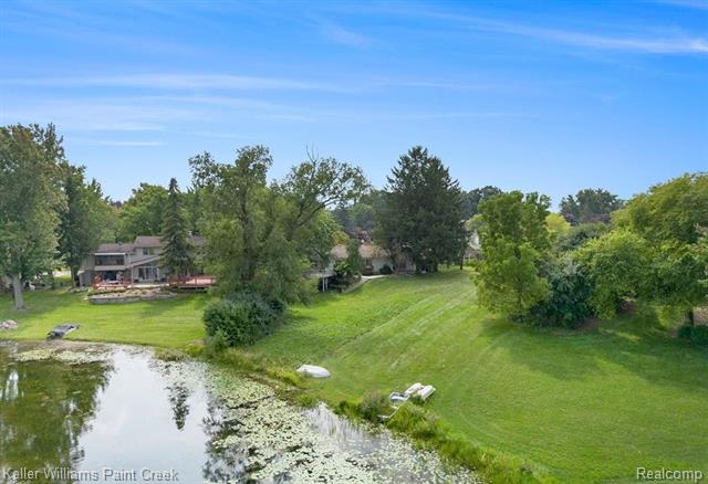 Builiding view fourteen for 3352 Bloomfield Shore, West Bloomfield, MI. 48323