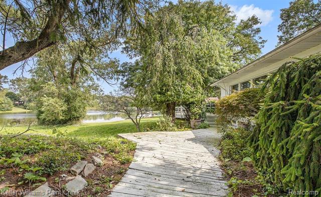 Builiding view nine for 3352 Bloomfield Shore, West Bloomfield, MI. 48323