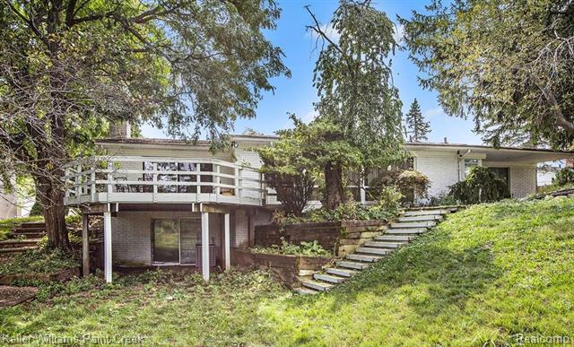 Builiding view nineteen for 3352 Bloomfield Shore, West Bloomfield, MI. 48323