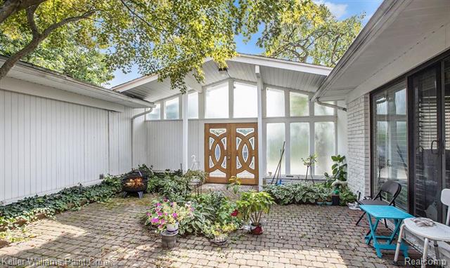 Builiding view seven for 3352 Bloomfield Shore, West Bloomfield, MI. 48323