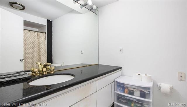 Builiding view seventeen for 3352 Bloomfield Shore, West Bloomfield, MI. 48323