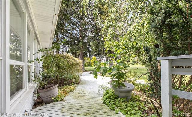 Builiding view ten for 3352 Bloomfield Shore, West Bloomfield, MI. 48323