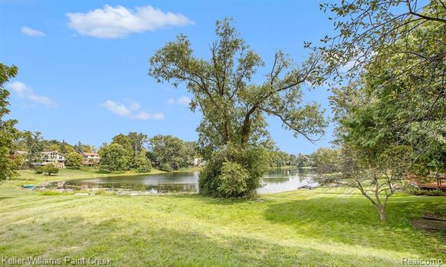 Builiding view thirteen for 3352 Bloomfield Shore, West Bloomfield, MI. 48323