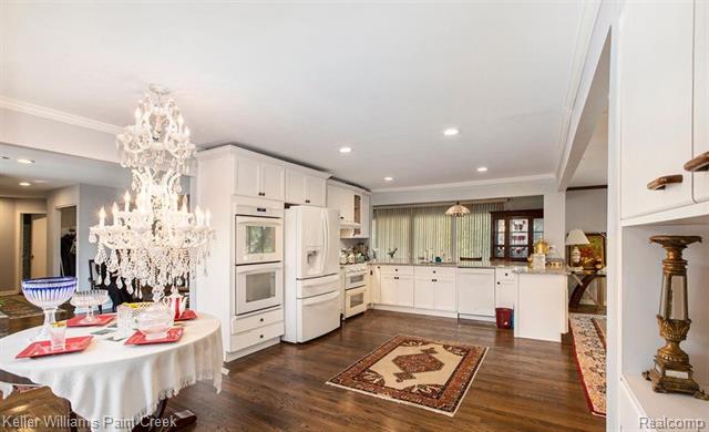 Builiding view three for 3352 Bloomfield Shore, West Bloomfield, MI. 48323