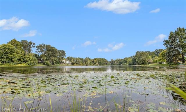 Builiding view twelve for 3352 Bloomfield Shore, West Bloomfield, MI. 48323