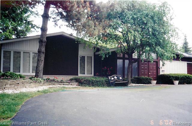 Builiding view twenty five for 3352 Bloomfield Shore, West Bloomfield, MI. 48323