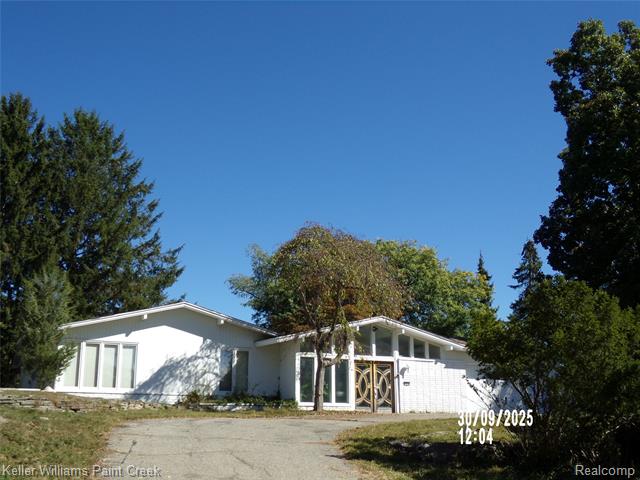 Builiding view twenty seven for 3352 Bloomfield Shore, West Bloomfield, MI. 48323