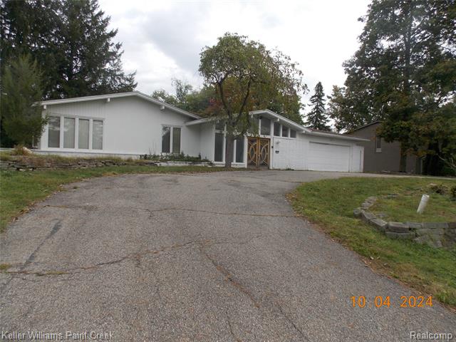 Builiding view twenty six for 3352 Bloomfield Shore, West Bloomfield, MI. 48323