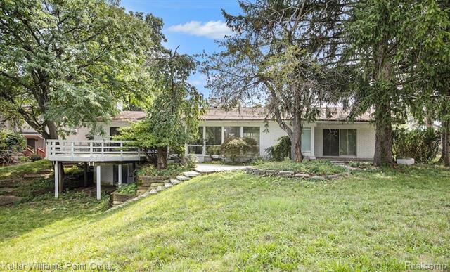 Builiding view twenty for 3352 Bloomfield Shore, West Bloomfield, MI. 48323