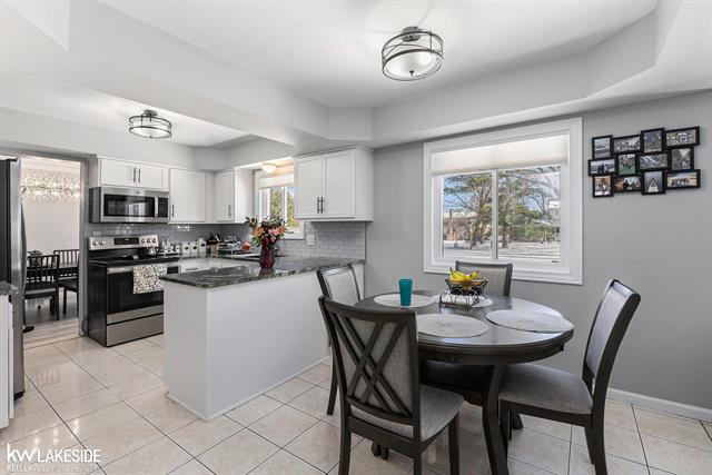 Builiding view ten for 3500 Ardmore, Troy, MI. 48083