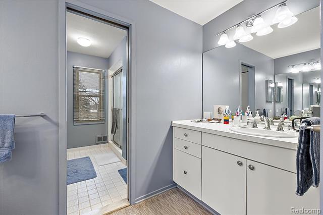 Builiding view eighteen for 4539 Middleton, West Bloomfield, MI. 48323