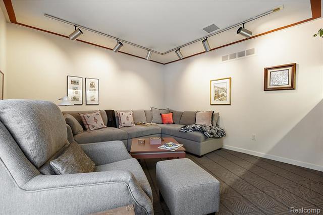 Builiding view eleven for 4539 Middleton, West Bloomfield, MI. 48323