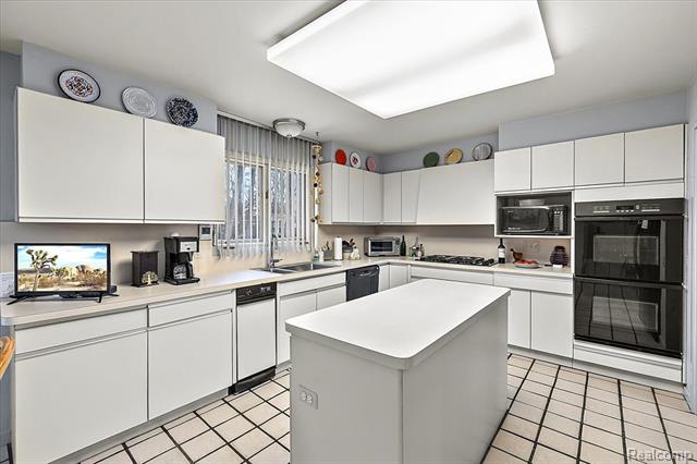 Builiding view nine for 4539 Middleton, West Bloomfield, MI. 48323