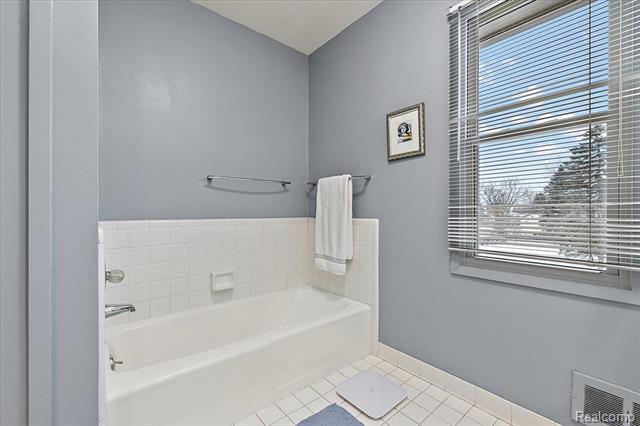 Builiding view nineteen for 4539 Middleton, West Bloomfield, MI. 48323