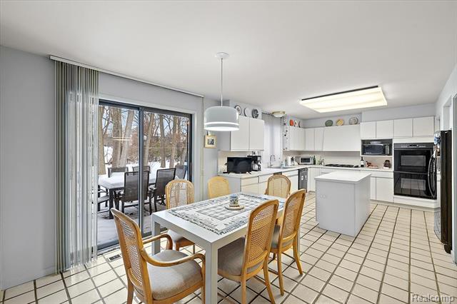 Builiding view seven for 4539 Middleton, West Bloomfield, MI. 48323