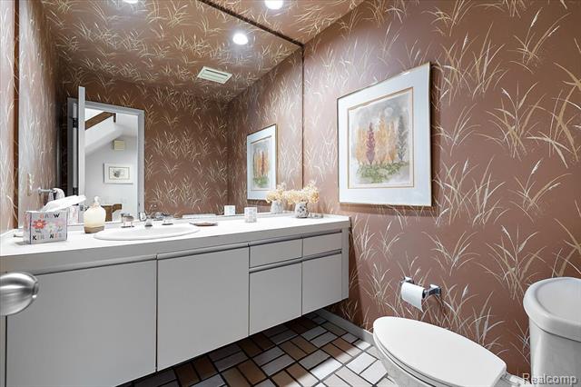 Builiding view thirteen for 4539 Middleton, West Bloomfield, MI. 48323