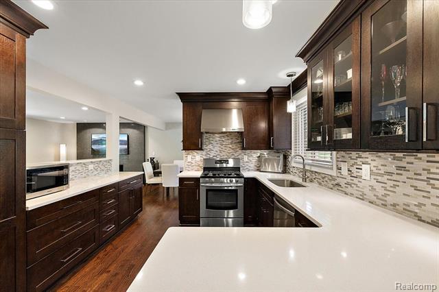 Builiding view eight for 4409 W Orchard Hill, Bloomfield Hills, MI. 48304